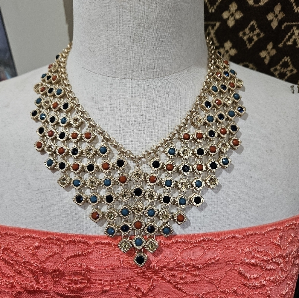 🖤Beautiful Chico's necklace gold with bold colors - Picture 4 of 4